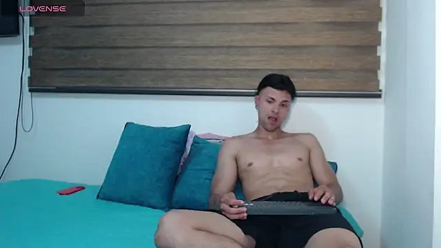 Snapshot of AshleyandTyler chatting on January 2025 12:14:02 AM AshleyandTyler online show from January 2025 12:14:02 AM