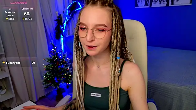 Snapshot of VioletShine chatting on December 2024 02:33:02 PM VioletShine online show from December 2024 02:33:02 PM