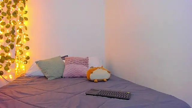 Snapshot of emillyhills chatting on January 2025 11:45:02 PM emillyhills online show from January 2025 11:45:02 PM