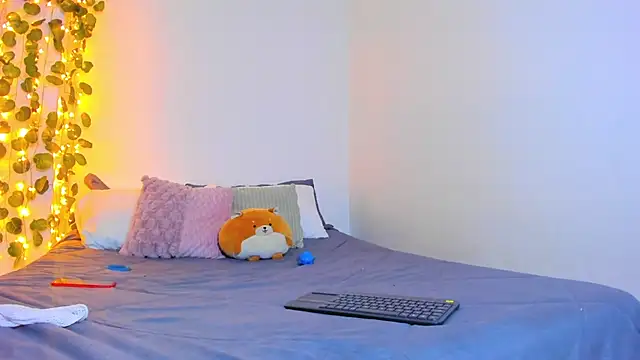 Snapshot of emillyhills chatting on February 2025 06:46:01 AM emillyhills online show from February 2025 06:46:01 AM