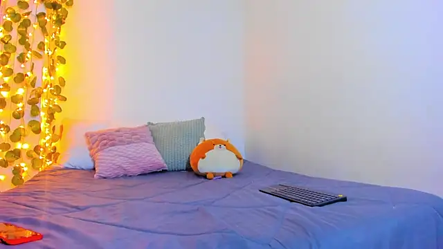 Snapshot of emillyhills chatting on February 2025 07:24:02 AM emillyhills online show from February 2025 07:24:02 AM