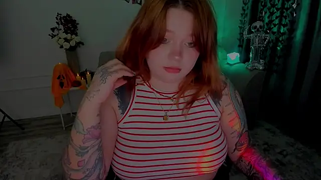 MoonLghte online show from October 2025 08:07:02 PM