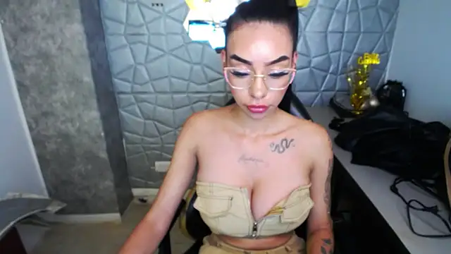 Tiffanny online show from March 2025 06:41:02 PM