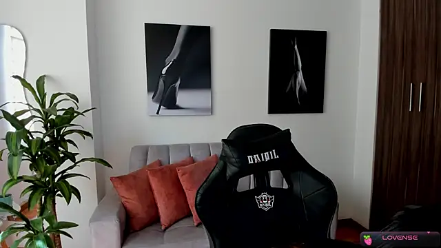 Emmy petit online show from December 2024 03:11:01 PM