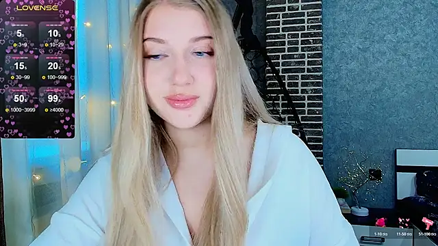 Snapshot of Evacadooo chatting on November 2025 04:47:01 AM Evacadooo online show from November 2025 04:47:01 AM