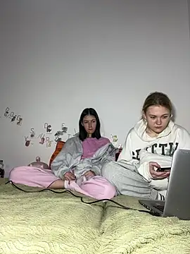 Snapshot of ella_grays chatting on March 2026 06:40:01 PM ella grays online show from March 2026 06:40:01 PM