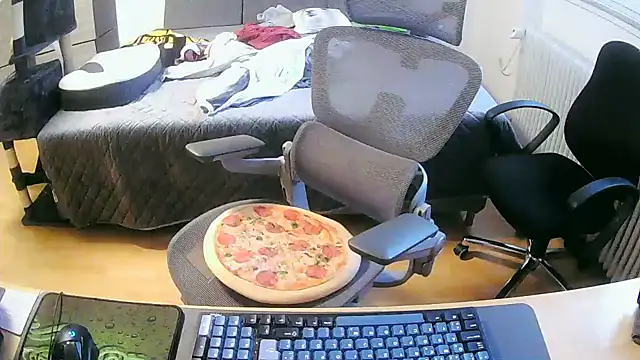 Snapshot of nikg193 chatting on December 2024 08:44:02 AM nikg193 online show from December 2024 08:44:02 AM