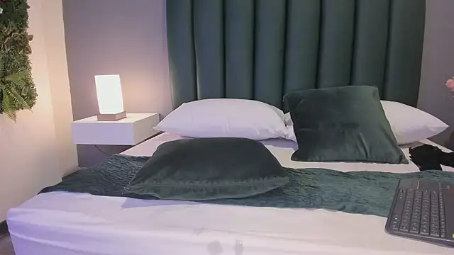 Julia Martinez  online show from March 2025 02:32:02 PM