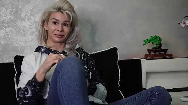 Snapshot of SquirtyFit_Devil chatting on February 2025 04:21:02 PM SquirtyFit Devil online show from February 2025 04:21:02 PM