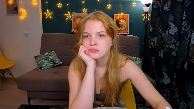 Snapshot of Xloe_Queen chatting on December 2024 12:06:01 PM Xloe Queen online show from December 2024 12:06:01 PM