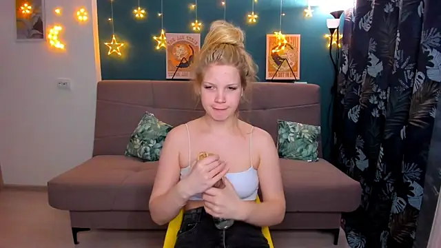 Snapshot of Xloe_Queen chatting on February 2025 02:34:02 PM Xloe Queen online show from February 2025 02:34:02 PM