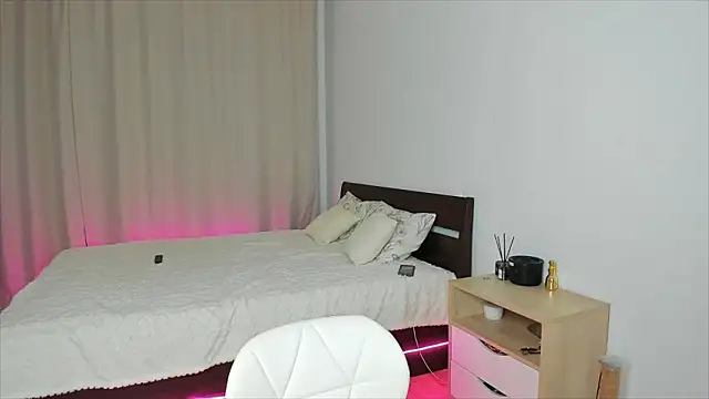 Snapshot of Xloe_Queen chatting on February 2026 01:32:02 PM Xloe Queen online show from February 2026 01:32:02 PM