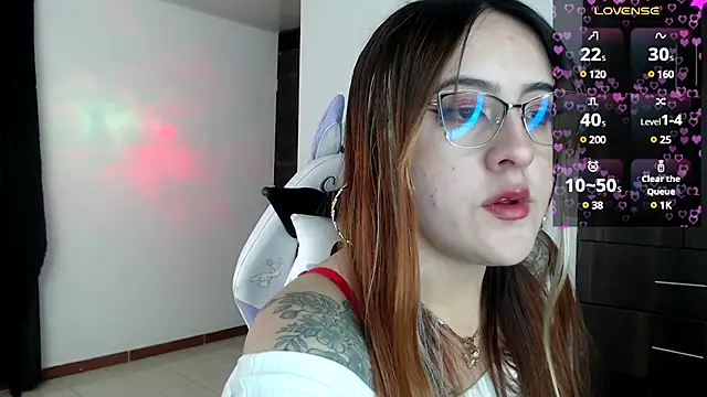 Snapshot of SarahXRusso chatting on December 2024 01:37:01 AM SarahXRusso online show from December 2024 01:37:01 AM