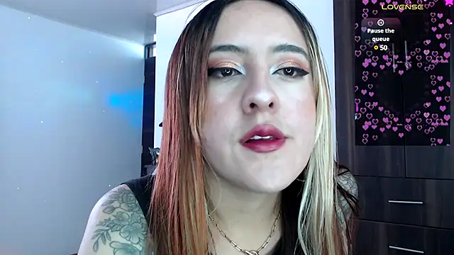 Snapshot of SarahXRusso chatting on December 2024 04:14:02 PM SarahXRusso online show from December 2024 04:14:02 PM