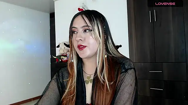 Snapshot of SarahXRusso chatting on December 2024 01:51:01 AM SarahXRusso online show from December 2024 01:51:01 AM