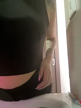 Snapshot of SarahXRusso chatting on January 2025 03:39:02 PM SarahXRusso online show from January 2025 03:39:02 PM