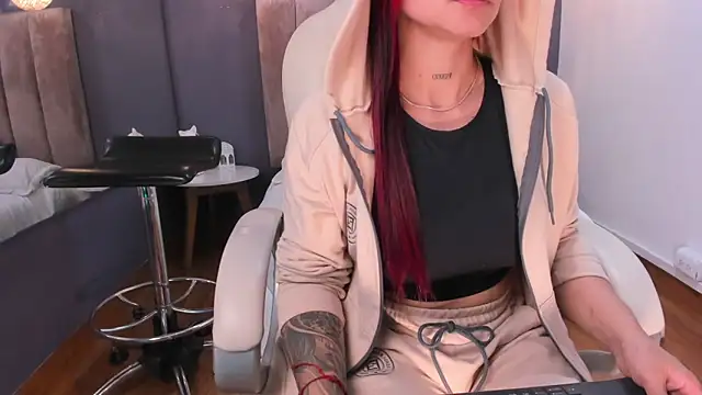 Snapshot of cami_rouxxx_ chatting on March 2025 10:15:02 PM cami rouxxx online show from March 2025 10:15:02 PM