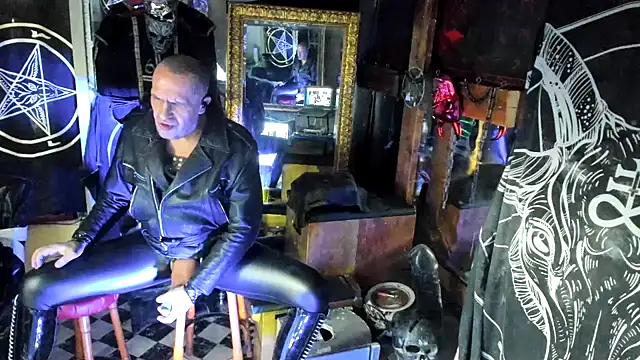 Snapshot of BULGEDEMON chatting on November 2025 02:20:01 PM BULGEDEMON online show from November 2025 02:20:01 PM