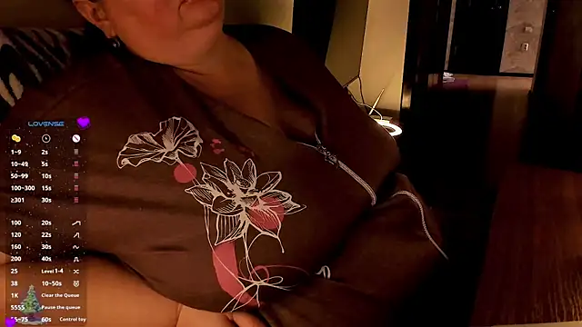 Snapshot of SexxyDreams1 chatting on January 2025 06:58:02 AM SexxyDreams1 online show from January 2025 06:58:02 AM