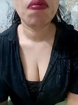 Snapshot of Haniya-143 chatting on April 2026 10:18:02 PM Haniya-143 online show from April 2026 10:18:02 PM