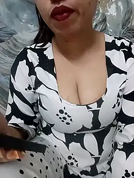 Snapshot of Haniya-143 chatting on April 2026 10:25:02 PM Haniya-143 online show from April 2026 10:25:02 PM