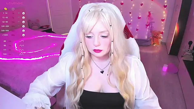 Snapshot of Amy_honey_angel chatting on February 2025 09:44:01 AM Amy honey angel online show from February 2025 09:44:01 AM