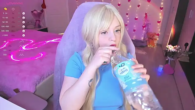 Snapshot of Amy_honey_angel chatting on March 2025 10:24:02 AM Amy honey angel online show from March 2025 10:24:02 AM