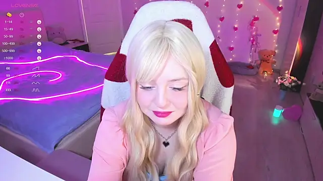 Snapshot of Amy_honey_angel chatting on March 2025 08:37:02 AM Amy honey angel online show from March 2025 08:37:02 AM