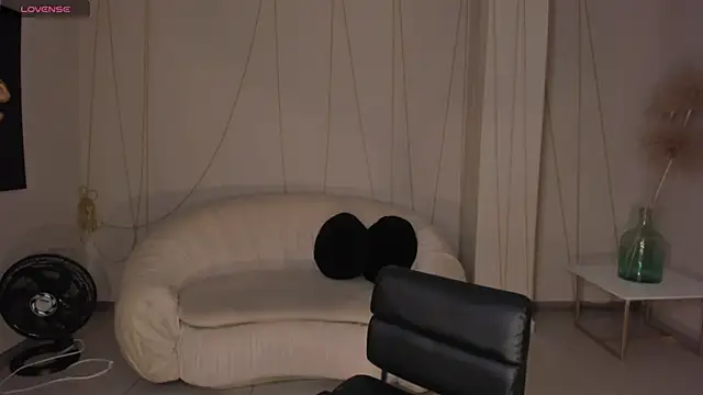 Snapshot of MiaFarrell_ chatting on February 2025 06:44:01 PM MiaFarrell online show from February 2025 06:44:01 PM