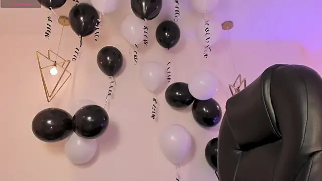 Snapshot of MiaFarrell_ chatting on November 2025 06:29:01 PM MiaFarrell online show from November 2025 06:29:01 PM