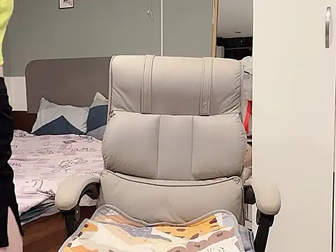 Snapshot of Eva-Public chatting on February 2025 04:37:01 PM Eva-Public online show from February 2025 04:37:01 PM