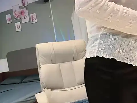 Snapshot of Eva-Public chatting on September 2025 05:23:01 PM Eva-Public online show from September 2025 05:23:01 PM