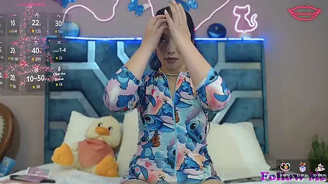 Snapshot of Roxan_Fox- chatting on December 2025 02:05:02 AM Roxan Fox- online show from December 2025 02:05:02 AM