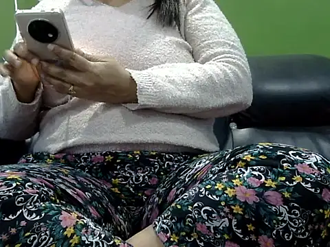 Snapshot of Housewife12 chatting on January 2025 06:07:01 PM Housewife12 online show from January 2025 06:07:01 PM