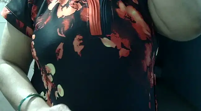 Snapshot of Housewife12 chatting on February 2025 07:50:02 PM Housewife12 online show from February 2025 07:50:02 PM