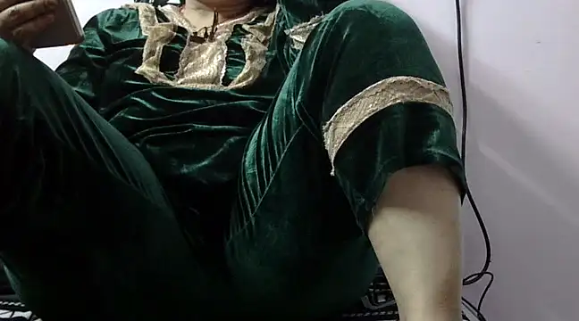 Snapshot of Housewife12 chatting on February 2025 12:20:01 PM Housewife12 online show from February 2025 12:20:01 PM