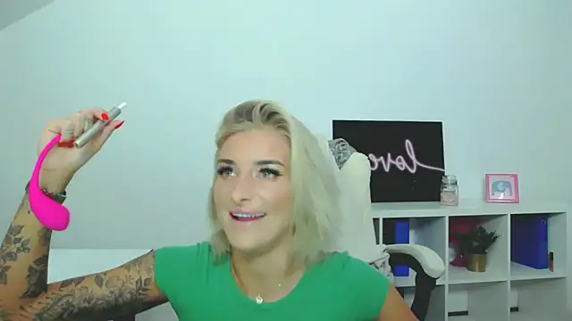 Snapshot of Lia_Benini chatting on January 2025 01:19:01 PM Lia Benini online show from January 2025 01:19:01 PM