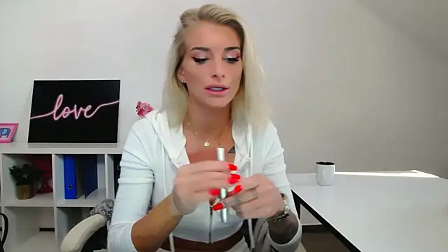 Snapshot of Lia_Benini chatting on February 2025 01:06:01 PM Lia Benini online show from February 2025 01:06:01 PM