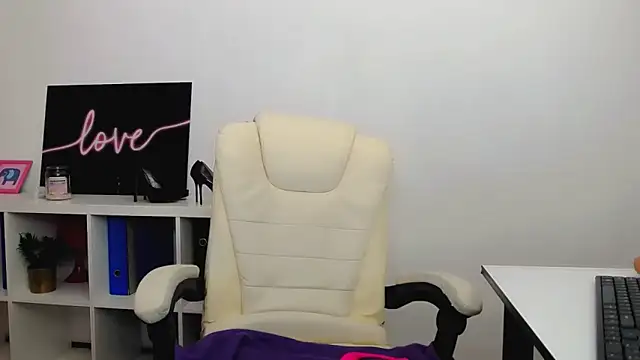 Snapshot of Lia_Benini chatting on February 2025 07:25:02 PM Lia Benini online show from February 2025 07:25:02 PM