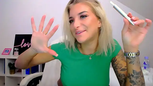 Snapshot of Lia_Benini chatting on February 2025 01:07:01 PM Lia Benini online show from February 2025 01:07:01 PM