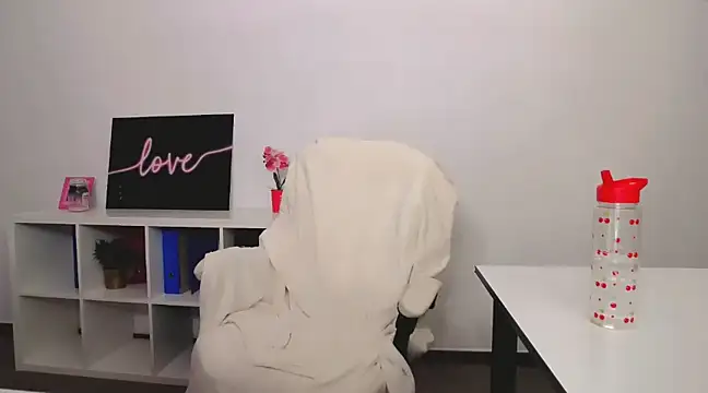 Snapshot of Lia_Benini chatting on March 2025 10:32:01 PM Lia Benini online show from March 2025 10:32:01 PM