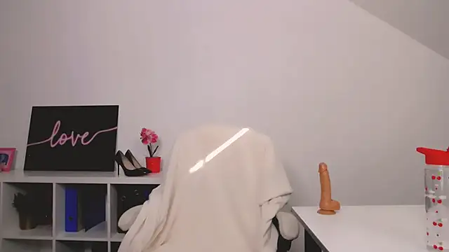 Snapshot of Lia_Benini chatting on March 2025 01:17:01 PM Lia Benini online show from March 2025 01:17:01 PM