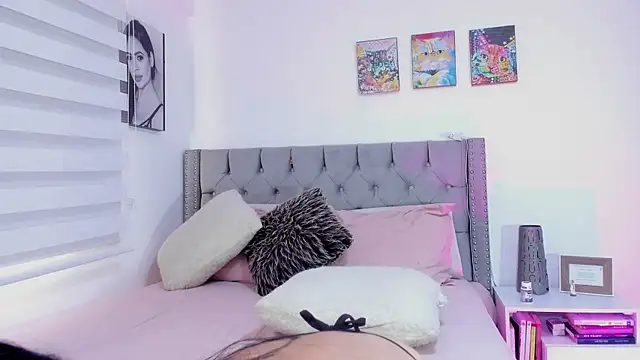 Snapshot of Sara_Leblanc chatting on January 2025 08:18:01 PM Sara Leblanc online show from January 2025 08:18:01 PM