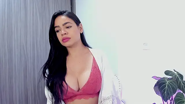 Snapshot of Sara_Leblanc chatting on February 2025 03:38:01 PM Sara Leblanc online show from February 2025 03:38:01 PM