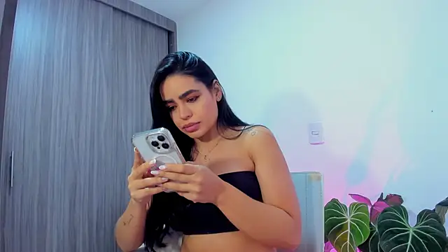 Snapshot of Sara_Leblanc chatting on October 2025 03:24:01 PM Sara Leblanc online show from October 2025 03:24:01 PM