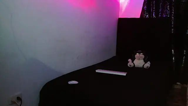 Snapshot of miia-liiam chatting on November 2025 06:57:01 AM miia-liiam online show from November 2025 06:57:01 AM