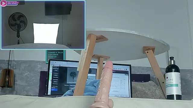 Snapshot of Little_lili19 chatting on January 2025 04:00:01 AM Little lili19 online show from January 2025 04:00:01 AM