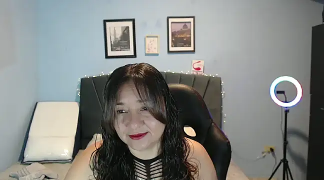 Snapshot of AngelRouss chatting on January 2025 09:57:01 AM AngelRouss online show from January 2025 09:57:01 AM