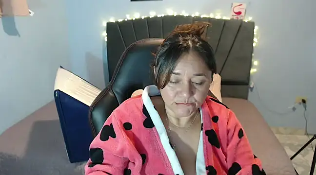 Snapshot of AngelRouss chatting on January 2025 01:05:01 PM AngelRouss online show from January 2025 01:05:01 PM