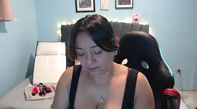 Snapshot of AngelRouss chatting on February 2025 10:10:02 AM AngelRouss online show from February 2025 10:10:02 AM